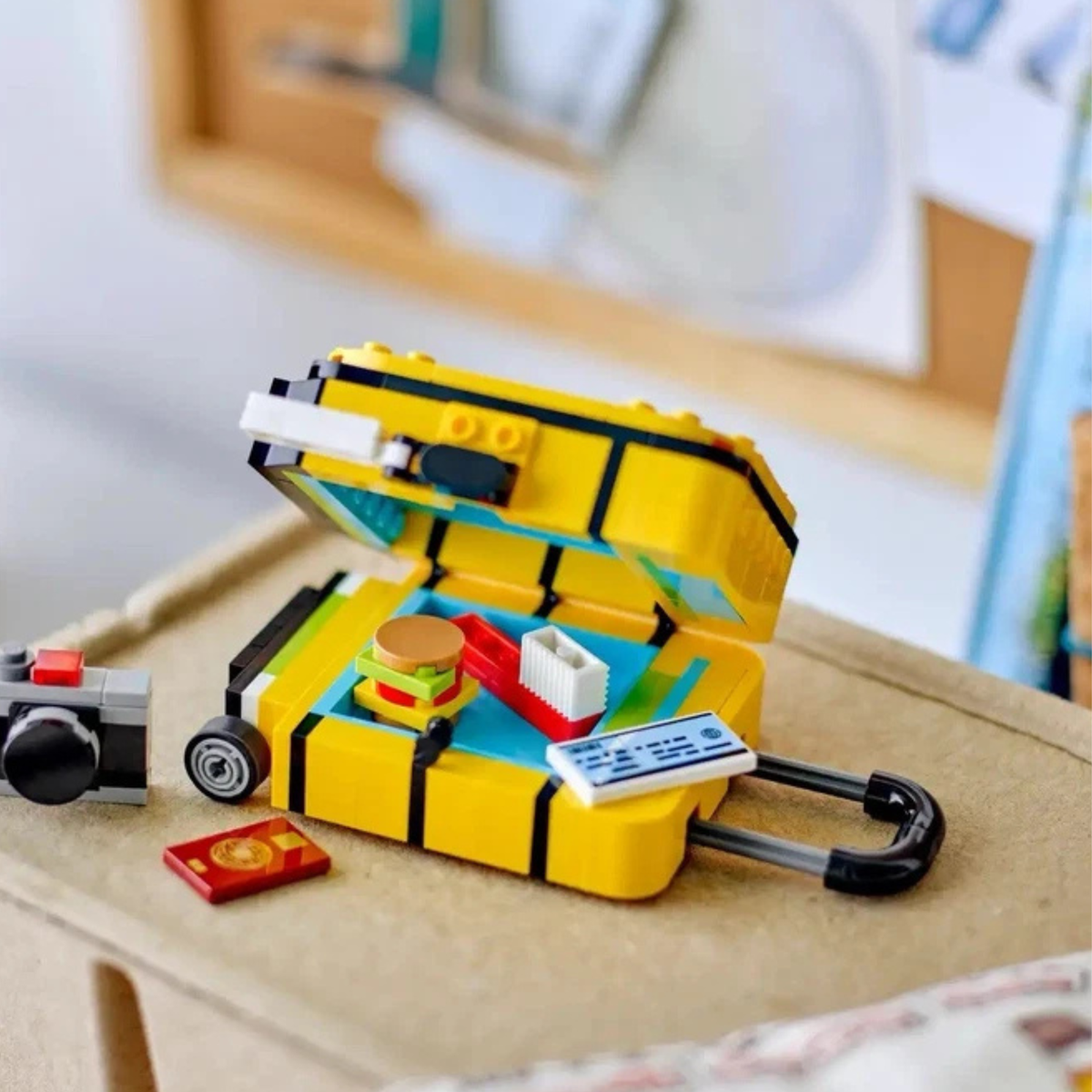 LEGO ICONS MALETA AMARILLA 40817